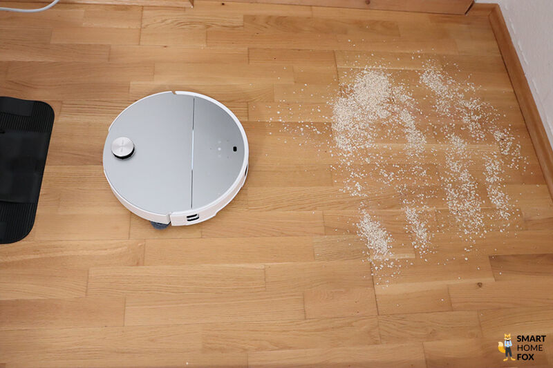 Roborock S9 MaxV Ultra убирает овсяные хлопья с пола
